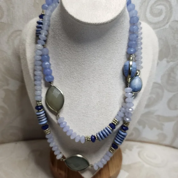 Vintage ‘90s CHICO‘s extra long blue beaded necklace with faceted stone accents - Picture 4 of 12